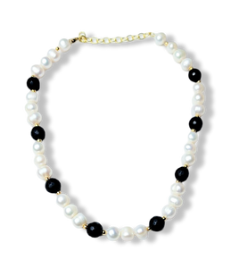 COLLAR PERLA BARROCA Y ONIX DORADO