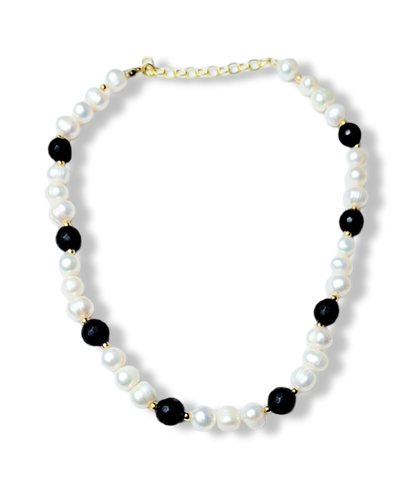 COLLAR PERLA BARROCA Y ONIX DORADO
