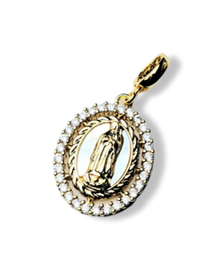 DIJE VIRGEN MADRE PERLA OVALO DORADO