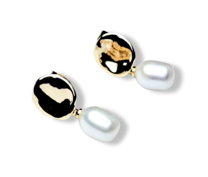ARETE PERLA GOTA Y DETALLE DORADO