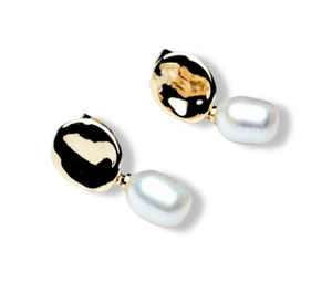 ARETE PERLA GOTA Y DETALLE DORADO