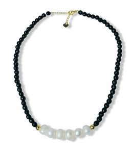 COLLAR ÁGATAS NEGRAS Y PERLA BARROCA DORADO