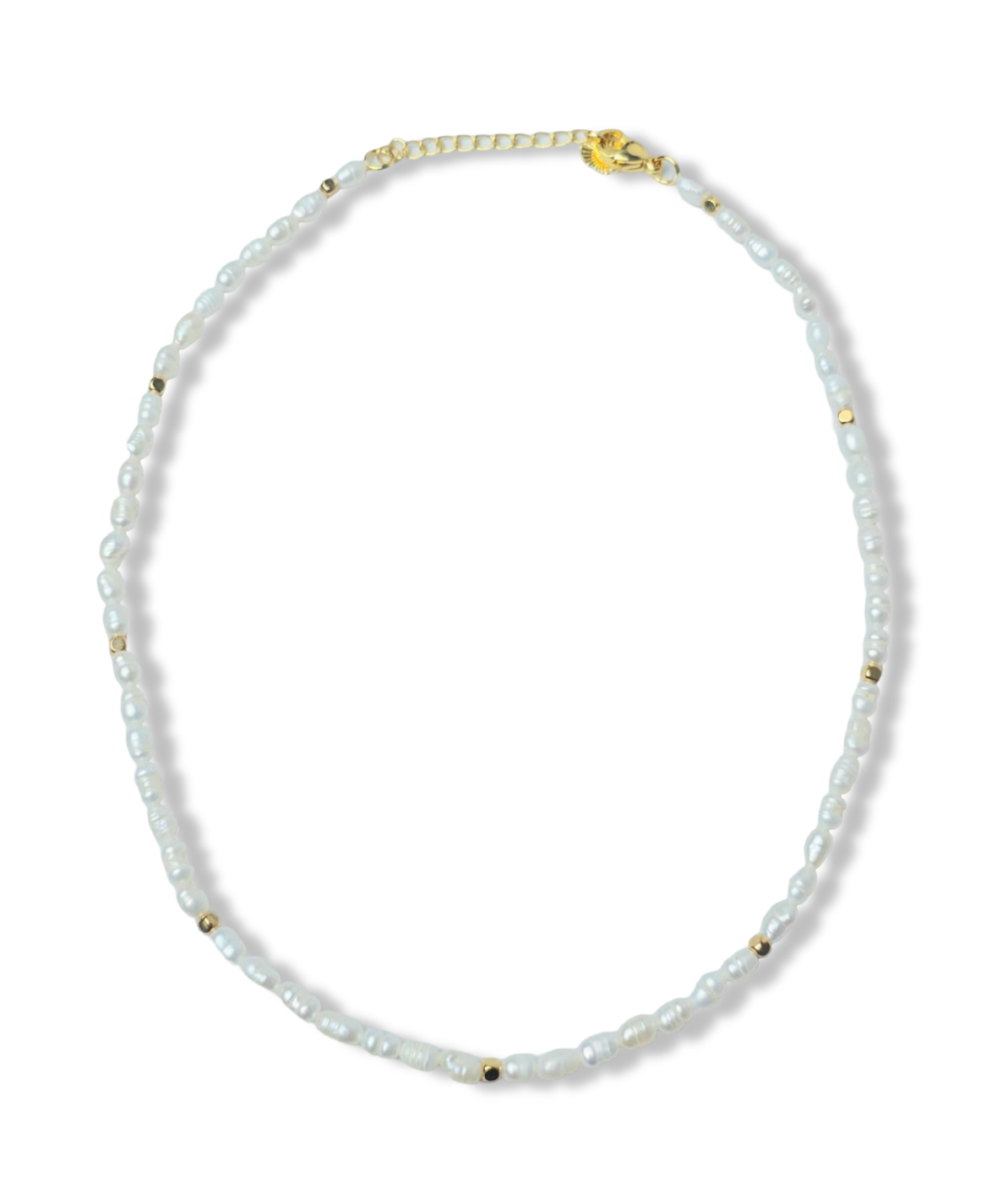 COLLAR PERLA ARROZ Y DETALLES EN DORADO