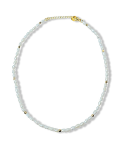 COLLAR PERLA ARROZ Y DETALLES EN DORADO
