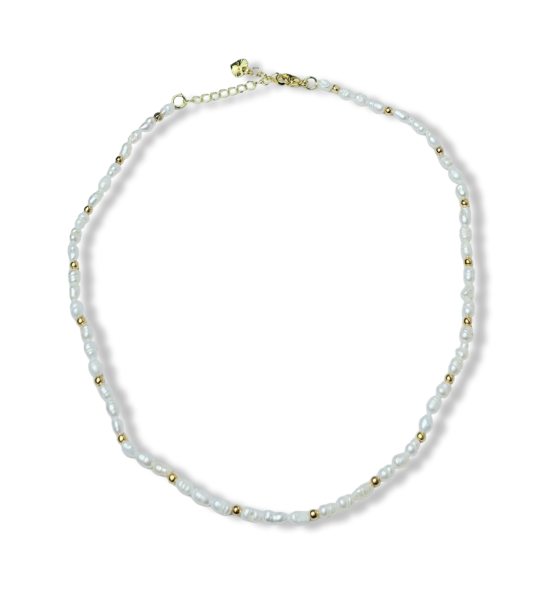 COLLAR PERLA ARROZ Y DETALLES EN DORADO