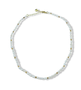 COLLAR PERLA ARROZ Y DETALLES EN DORADO