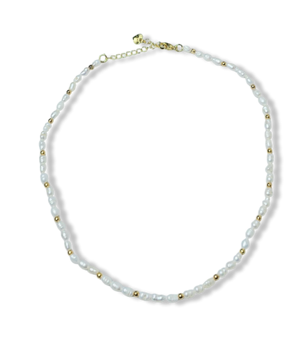 COLLAR PERLA ARROZ Y DETALLES EN DORADO