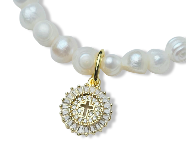 PULSERA PERLA BARROCA Y CRUZ EN CIRCONIAS DORADO