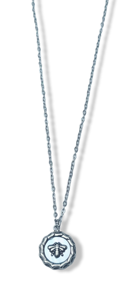 COLLAR WATERPROOF MADRE PERLA ABEJA PLATEADO