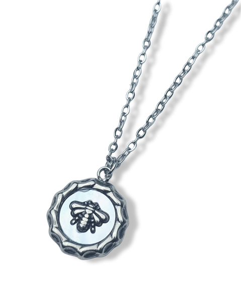 COLLAR WATERPROOF MADRE PERLA ABEJA PLATEADO