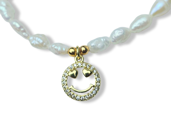 PULSERA PERLA ARROZ Y CARITA ENAMORADA DORADO