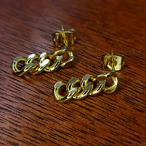EARRING AND CHIAN CURB